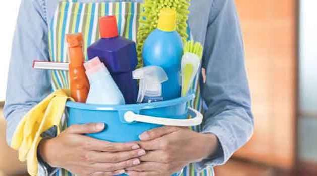 Persona con productos de higiene para el autocuidado diario