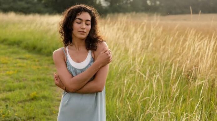 Mujer practicando autocuidado y bienestar emocional al aire libre