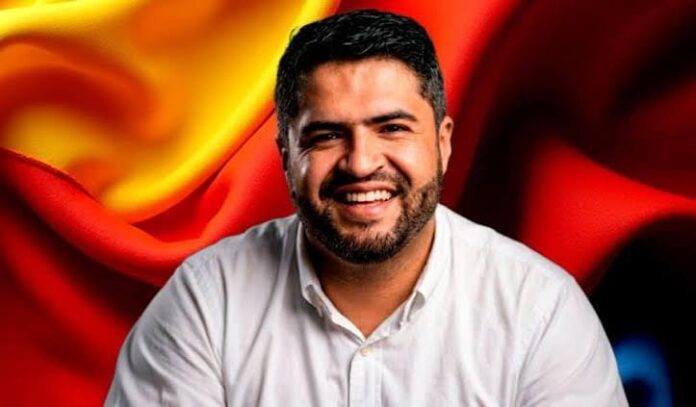 Ricardo Torres, nuevo director del SENA, con bandera de Colombia