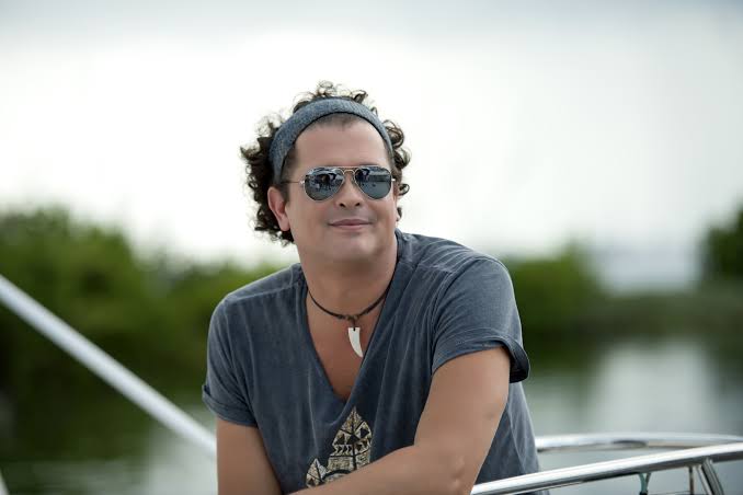 Carlos Vives conmemora los 40 años de Por fuera y por dentro, su primera producción discográfica.