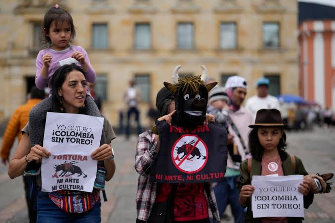Manifestantes piden una Colombia sin corridas de toros durante una protesta contra la tauromaquia.