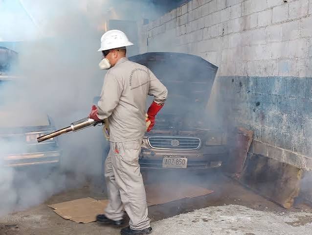 Operario realiza fumigación para prevenir el dengue
