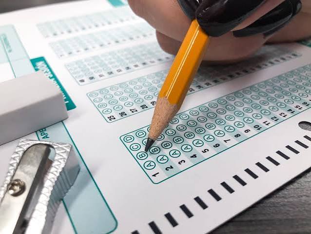 Estudiante diligencia hoja de respuestas de las pruebas Saber 11
