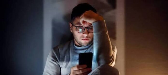 Hombre preocupado por el uso excesivo del celular
