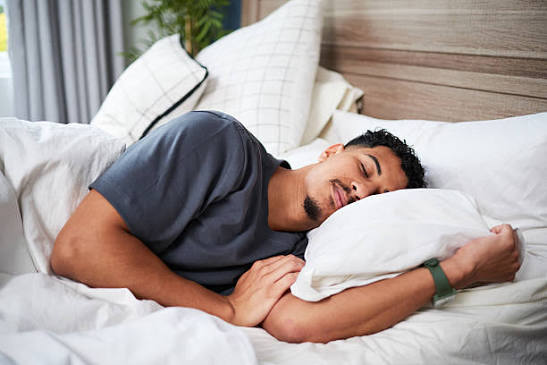 Hombre duerme mejor tras reducir el tiempo de pantalla