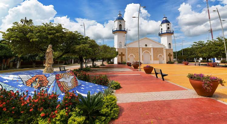 Vista de la plaza principal y la iglesia de Chimichagua, municipio consternado por el asesinato del profesor Edward Arias.