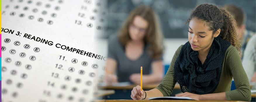 Estudiantes responden la prueba Icfes dentro de un salón de clases en Valledupar