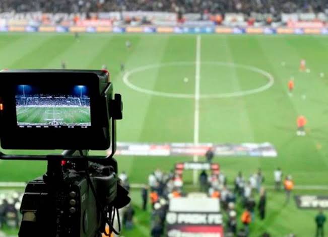 Cámara de televisión transmite un partido de fútbol profesional desde un estadio