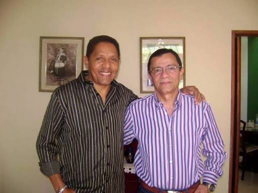 Fernando Meneses posa junto a otro artista durante una reunión relacionada con el vallenato