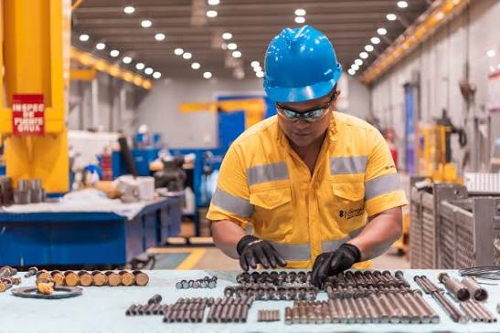 Trabajador realiza labores en una planta industrial durante la implementación de la jornada laboral de 42 horas en Colombia.