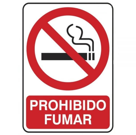 Señal de prohibido fumar relacionada con las multas por vapear en espacios cerrados en Colombia.