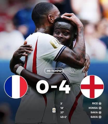 JMarcador de 0-4 a favor de Inglaterra durante el descanso del partido contra Francia.