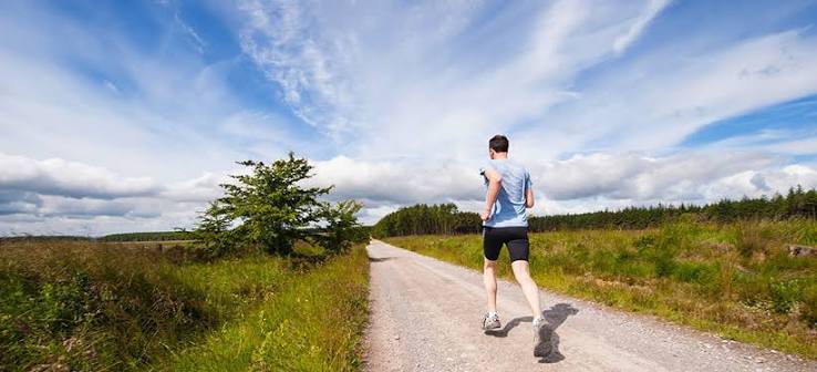 Hombre corre al aire libre para reducir el tiempo de pantalla