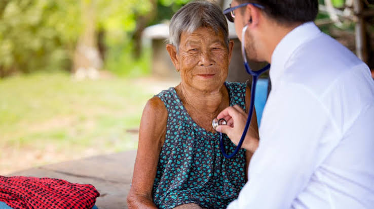 Médico brinda atención en salud a una adulta mayor durante una jornada en una comunidad rural de Valledupar.