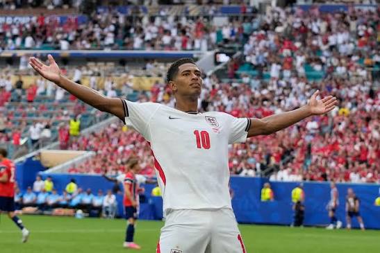 Jugador de Inglaterra celebra con los brazos abiertos durante el partido contra Francia.