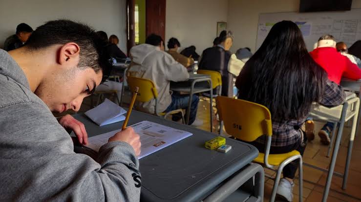 Estudiante presenta un examen mientras una hoja de respuestas ilustra la ansiedad antes del Icfes