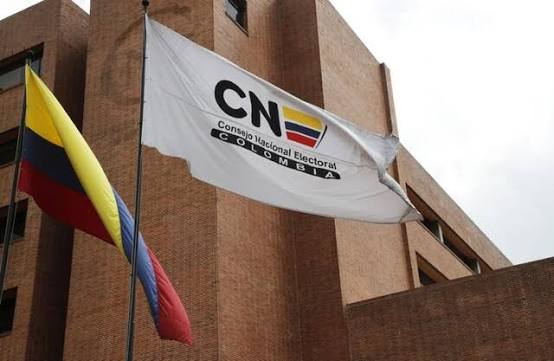 Sede del Consejo Nacional Electoral de Colombia con las banderas del CNE y del país