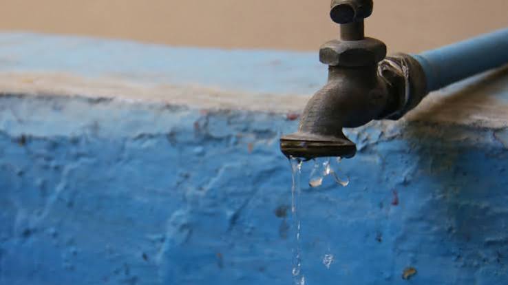 Grifo con bajo flujo de agua durante la afectación del servicio en el barrio El Galán, en Valledupar.
