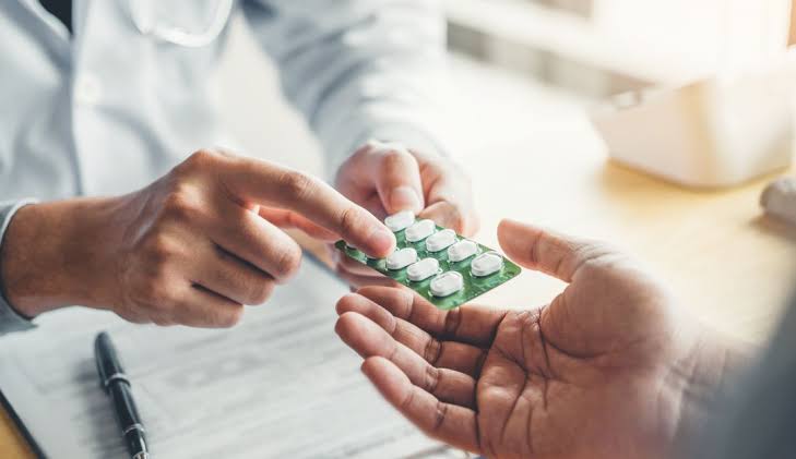 Profesional de la salud entrega medicamentos a un paciente durante una consulta médica en Colombia.
