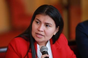Karen Manrique durante una intervención pública con micrófono