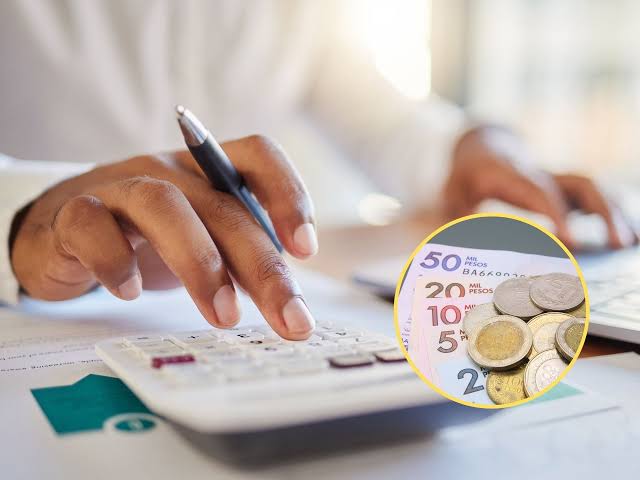 Dinero y calculadora relacionados con el aumento del salario mínimo 2026.