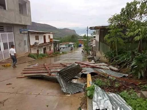 Viviendas afectadas por el vendaval en La Loma de Calenturas, donde los fuertes vientos arrancaron techos y causaron daños materiales.