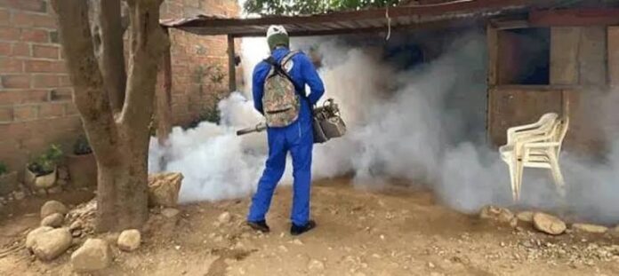 Operario realiza fumigación contra el dengue en una vivienda de Valledupar