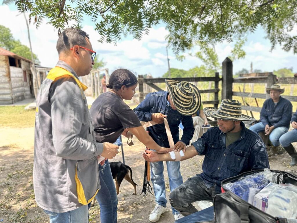 Firmantes del Acuerdo de Paz participan en una capacitación de primeros auxilios durante el proyecto de recuperación del bosque seco en El Paso, Cesar.
