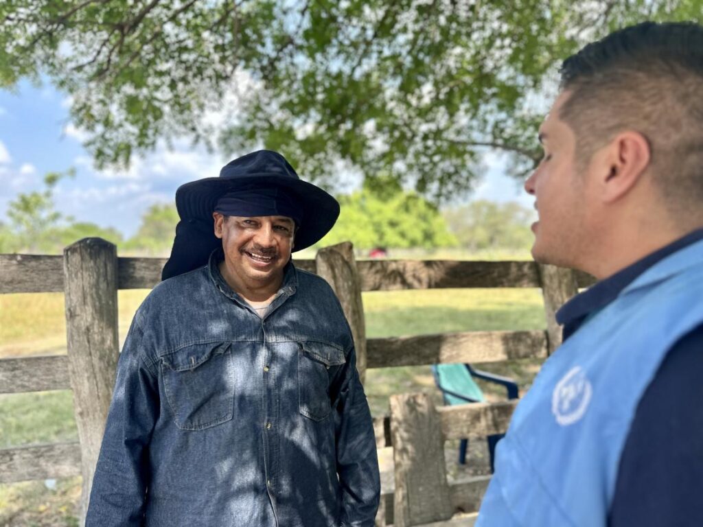 Firmante del Acuerdo de Paz conversa durante una jornada de restauración del bosque seco tropical en El Paso, Cesar.

