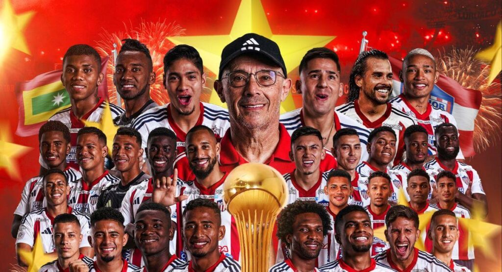 Montaje de la plantilla de Junior de Barranquilla junto al cuerpo técnico y el trofeo de campeón.