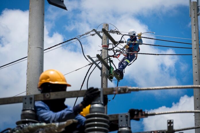 Ciudadanos denunciando el pésimo servicio de energía en La Paz.