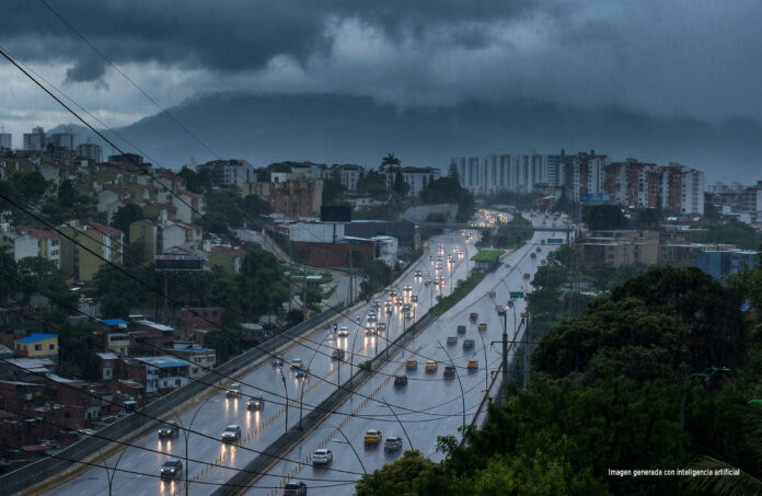 Ciudad colombiana bajo nubes oscuras y lluvias intensas durante una jornada de alerta meteorológica.