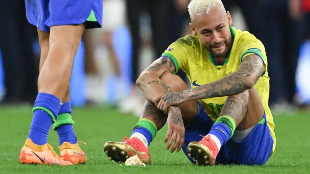 Neymar descontó de penal, pero Brasil no pudo evitar la eliminación.