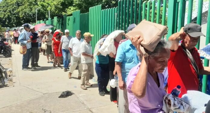 Beneficiarios reciben atención durante una jornada de pago de Colombia Mayor en Valledupar