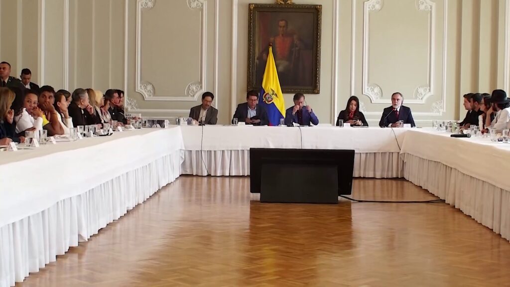 Plano abierto de la reunión entre Gustavo Petro, Efraín Cepeda y la bancada del Pacto Histórico en la Casa de Nariño.
