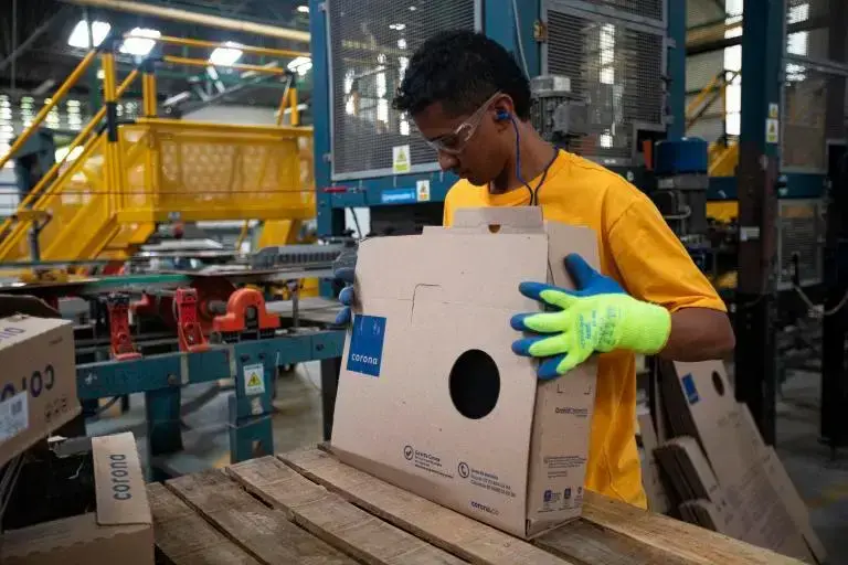 Trabajador realiza labores en una planta industrial durante la implementación de la jornada laboral de 42 horas en Colombia.