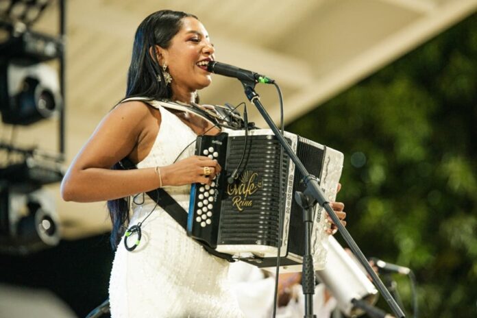 Acordeonera canta durante el Encuentro Vallenato Femenino en Valledupar