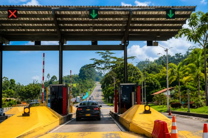 Vehículo cruza un peaje en Colombia durante medidas para facilitar el transporte de ayuda humanitaria