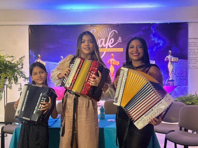 Acordeoneras protagonizaron el lanzamiento del EVAFE