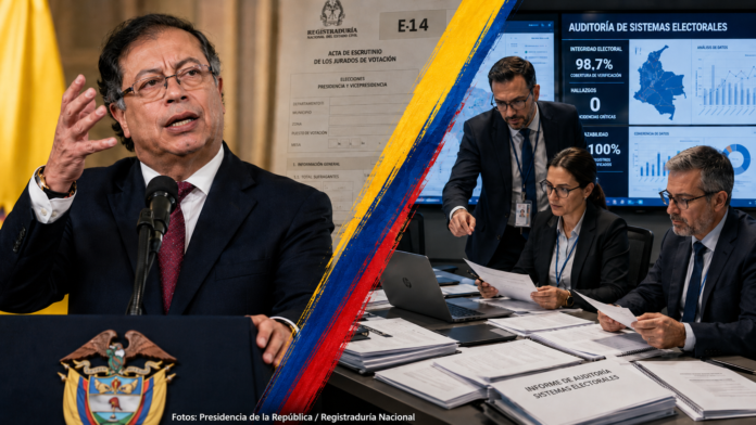 Gustavo Petro durante una intervención pública junto a un equipo de auditores electorales que revisa documentos y sistemas de las elecciones de 2026.