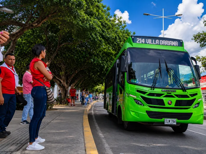 Bus verde del transporte público de Valledupar en una parada con usuarios esperando servicio