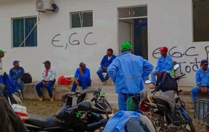 Trabajadores reunidos en una planta de servicios públicos de La Jagua de Ibirico