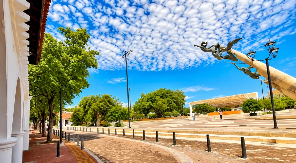 Plaza Alfonso López de Valledupar con monumento y espacios públicos bajo cielo despejado
