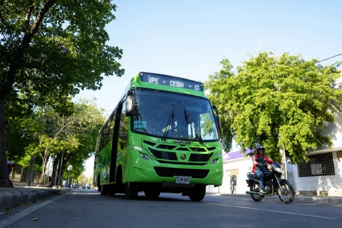 Bus verde del SIVA circula por una ruta urbana de Valledupar