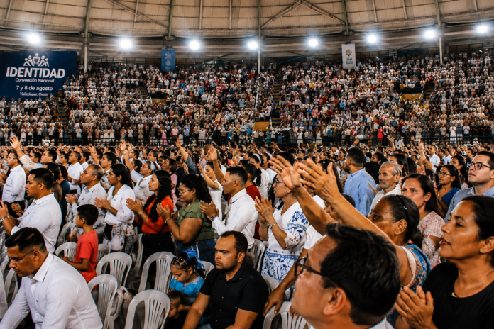 Miles de creyentes participan en la convención pentecostal “Identidad” en el Coliseo Julio Monsalvo Castilla de Valledupar.