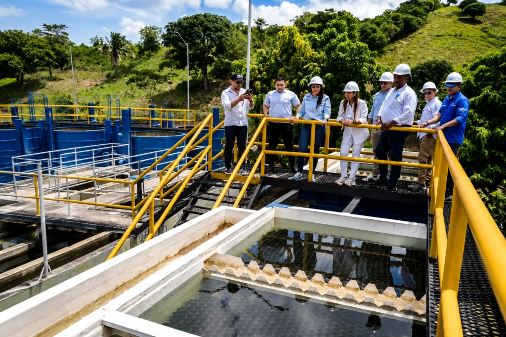 Funcionarios y personal técnico inspeccionan la operación de una planta de tratamiento de agua durante una visita institucional en Aguachica.