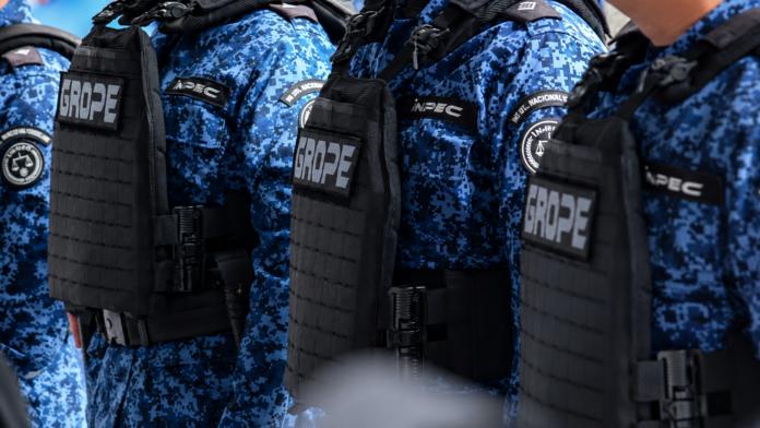 Integrantes del GROPE del Inpec en formación con uniformes tácticos y chalecos de protección.