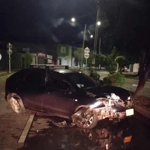 Vehículo negro con daños severos en la parte frontal tras un accidente de tránsito en Valledupar.