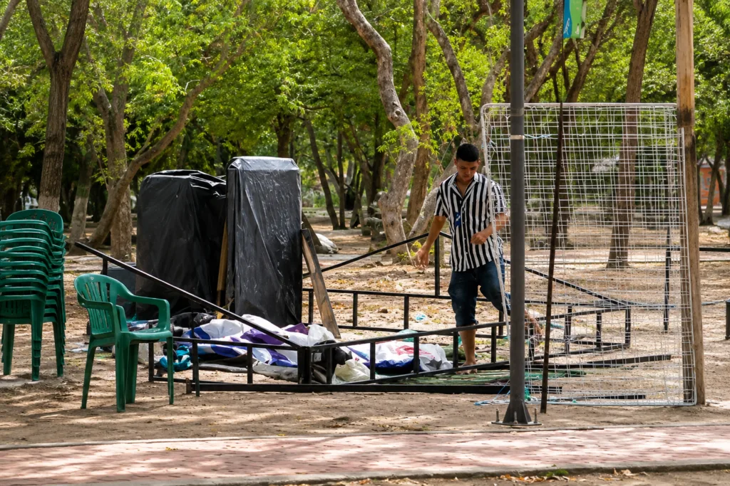 Trabajador participa en el retiro de estructuras durante la intervención del balneario Hurtado en Valledupar