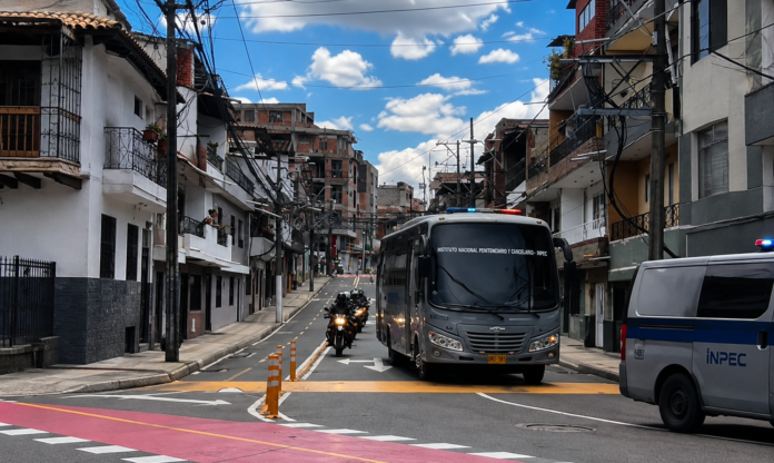Bus del INPEC participa en el traslado de cabecillas de Itagüí bajo un fuerte dispositivo de seguridad.